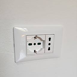 Installazione frutto nuovo schuko dall'elettricista di Doctor House Verona