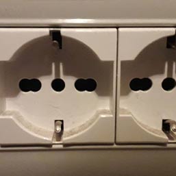 Installazione frutto nuovo schuko dall'elettricista di Doctor House Verona